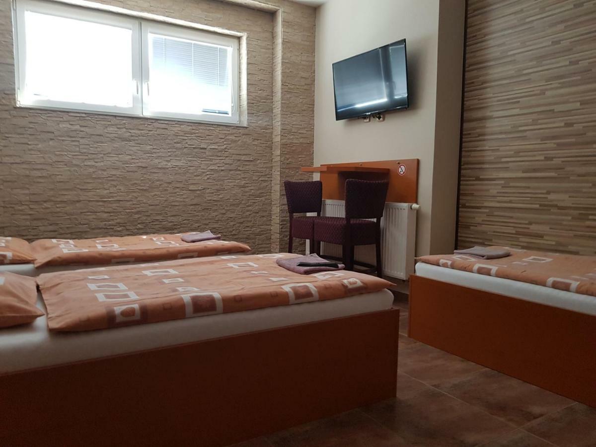 Penzion Hudebka Лоуни Экстерьер фото
